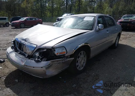 2010 Lincoln Town Car Signature Limited from USA, damaged, VIN 2LNBL8CV2AX627982